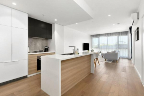 Urban Executive Style Meets Relaxed Coastal Vibes